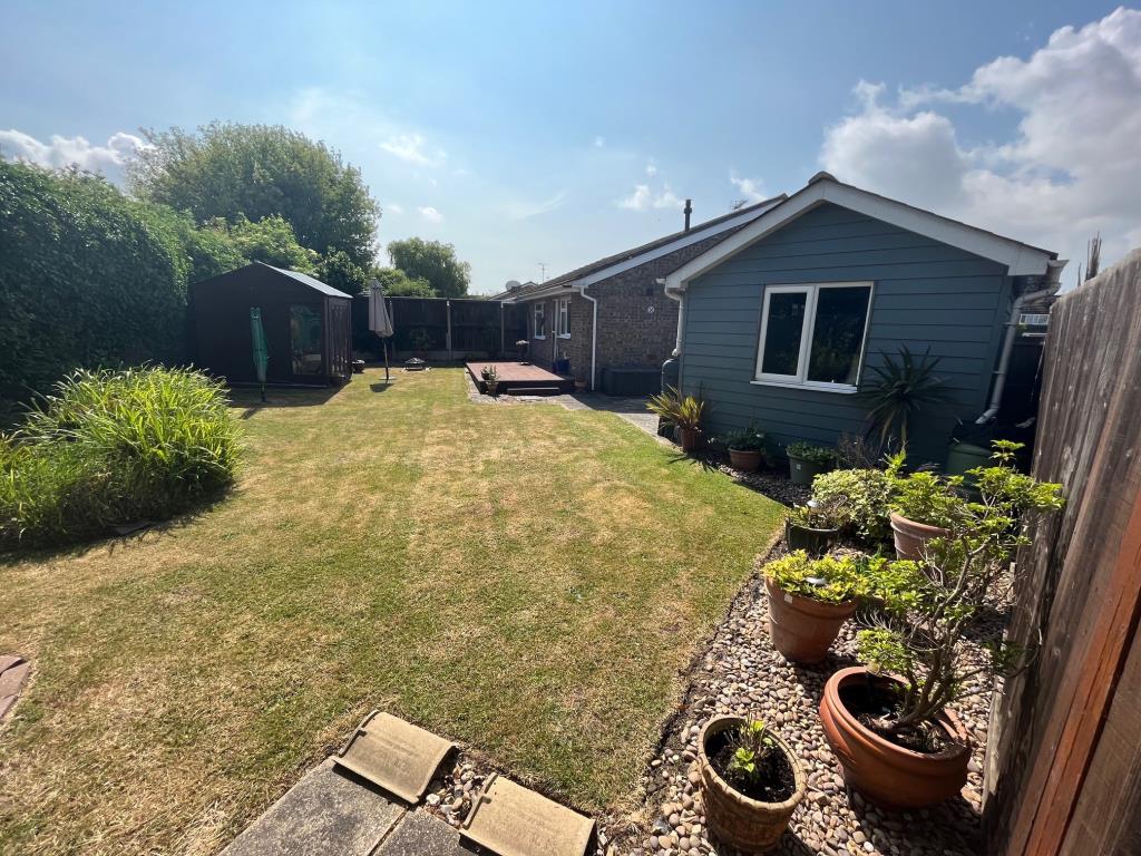 Lot: 163 - SEMI-DETACHED BUNGALOW FOR INVESTMENT - Garden